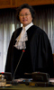 Installation de nouveaux membres de la Cour élus en 2010: déclaration solennelle de S. Exc. Mme Joan E. Donoghue au cours d'une audience publique tenue le 13 septembre 2010 au Palais de la Paix, où la Cour a son siège. 