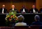 Le président de la Cour internationale de Justice, S. Exc. M. Hisashi Owada, accueille le président d'Irlande, S. Exc. Mme Mary McAleese, et son époux, au Palais de la Paix, où la Cour a son siège, le 2 mai 2011. De g. à d.: M. McAleese ; S. Exc. M. Owada ; S. Exc. Mme McAleese ; Mme Owada ; M. Couvreur, greffier de la Cour.