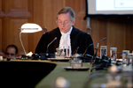 Le greffier de la Cour internationale de Justice, S. Exc. M. Philippe Couvreur, lors de la lecture de l'arrêt de la Cour sur la question de savoir si la Cour fait droit à la requête à fin d'intervention du Costa Rica en l'affaire du Différend territorial et maritime (Nicaragua c. Colombie), le 4 mai 2011.