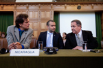 Membres de la délégation de la Colombie, le 4 mai 2011, lors de la lecture de l'arrêt de la Cour sur la question de savoir si elle fait droit à la requête à fin d'intervention du Costa Rica en l'affaire du Différend territorial et maritime (Nicaragua c. Colombie).