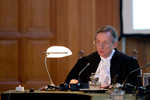 Le greffier de la Cour internationale de Justice, S. Exc. M. Philippe Couvreur, lors de la lecture de l'arrêt de la Cour sur la question de savoir si la Cour fait droit à la requête à fin d'intervention du Honduras en l'affaire du Différend territorial et maritime (Nicaragua c. Colombie), le 4 mai 2011.