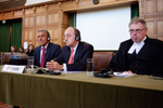 Membres de la délégation de la Colombie, le 4 mai 2011, lors de la lecture de l'arrêt de la Cour sur la question de savoir si elle fait droit à la requête à fin d'intervention du Honduras en l'affaire du Différend territorial et maritime (Nicaragua c. Colombie).
