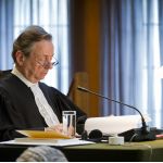 LA HAYE, le 3 février 2012 - Le greffier de la Cour internationale de Justice (CIJ), M. Philippe Couvreur, au cours de la lecture de l'arrêt de la Cour en l'affaire relative aux Immunités juridictionnelles de l'Etat (Allemagne c. Italie ; Grèce (intervenant)) 
