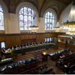 La grande salle de justice du Palais de la Paix, lors des audiences de la CIJ du 12 mars 2012 en l'affaire Belgique c. Sénégal. 