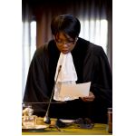 Déclaration solennelle de S. Exc. Mme Julia Sebutinde (Ouganda), nouveau membre de la CIJ, lors d'une séance publique tenue le 12 mars 2012 au Palais de la Paix, où la Cour a son siège. La CIJ se compose de quinze juges élus pour un mandat de neuf ans par l'Assemblée générale et le Conseil de sécurité de l'ONU. En vue d'assurer une certaine continuité, la Cour est renouvelable par tiers tous les trois ans. Les juges sont rééligibles. Les juges de la CIJ doivent être élus parmi les personnes jouissant de la plus haute considération morale et réunissant les conditions requises pour exercer, dans leur pays respectifs, les plus hautes fonctions judiciaires ou être des juristes d'une compétence notoire en droit international. 