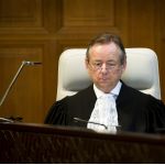 Le greffier de la Cour internationale de Justice, S. Exc. M. Philippe Couvreur.
