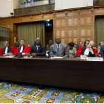 Membres de la délégation du Burkina Faso dans la grande salle de justice.