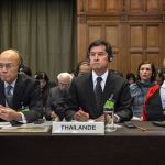 Membres de la délégation de la Thaïlande le 11 novembre 2013, au cours de la lecture de l'arrêt de la Cour en l'affaire relative à la Demande en interprétation de l'arrêt du 15 juin 1962 en l'affaire du Temple de Préah Vihéar (Cambodge c. Thaïlande) (Cambodge c. Thaïlande), sous la présidence de S. Exc. M. le juge Peter Tomka.