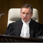Le greffier de la Cour, S. Exc. M. Philippe Couvreur, à l'ouverture des audiences publiques concernant l'instance introduite par le Timor-Leste contre l'Australie (Demande en indication de mesures conservatoires présentée par le Timor-Leste).