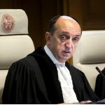 Le président de la CIJ, S. Exc. M. Peter Tomka, lors de la lecture de l'arrêt de la Cour en l'affaire du Différend maritime (Pérou c. Chili)