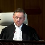 Le greffier de la Cour, S. Exc. M. Philippe Couvreur, lors de la lecture de l'arrêt de la Cour en l'affaire du Différend maritime (Pérou c. Chili)