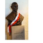 Vue du buste de Manfred Lachs, ancien président et ancien juge de la Cour. Ce buste a été offert à la Cour par le gouvernement polonais, le 2 avril 2014, à l'occasion du centenaire de la naissance de M. Lachs (1914-1993). 