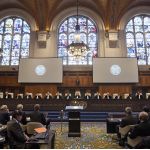 Les juges de la Cour internationale de Justice à l'ouverture des audiences en l'affaire relative à l'Obligation de négocier un accès à l'océan Pacifique (Bolivie c. Chili), le lundi 4 mai 2015, au Palais de la Paix, à La Haye, où la Cour a son siège. Les audiences portent exclusivement sur l'exception préliminaire à la compétence de la Cour soulevée par le Chili.