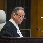 Le greffier de la Cour, S. Exc. M. Philippe Couvreur, le 18 mai 2017 (lecture de l’ordonnance de la Cour). 