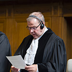 Déclaration solennelle de S. Exc. M. le juge Bruno Simma, juge <i>ad hoc</i>, à l'ouverture des audiences