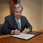Visit of the United Nations Secretary General, H.E. Mr. António Guterres, to the International Court of Justice on Friday 22 December 2017 . The President of the ICJ, H.E. Judge Ronny Abraham, greets the Secretary General, H.E. Mr. António Guterres, in the Entrance Hall of the Peace Palace, seat of the Court. 