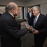 Echange de cadeaux entre S. Exc. M. António Guterres, Secrétaire général de l’Organisation des Nations Unies, et S. Exc. M. le juge Ronny Abraham, président de la Cour internationale de Justice. 
