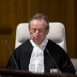 Le Greffier de la Cour, S.Exc. M. Philippe Couvreur, le 2 février 2018 (lecture de l'arrêt sur la question de l'indemnisation)