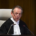 Le greffier de la Cour, S.Exc. M. Philippe Couvreur, le 2 février 2018 (lecture de l’arrêt de la Cour)