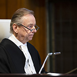 Le greffier de la Cour, S. Exc. M. Philippe Couvreur, à l’ouverture des audiences