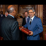 Echange de cadeaux entre S. Exc. M. Jorge Carlos Fonseca, président de la République du Cap-Vert, et S. Exc. M. le juge Abdulqawi Ahmed Yusuf, président de la Cour 