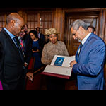 Echange de cadeaux entre S. Exc. M. Jorge Carlos Fonseca, président de la République du Cap-Vert, et S. Exc. M. le juge Abdulqawi Ahmed Yusuf, président de la Cour