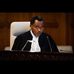 Le greffier adjoint de la Cour, M. Jean Pelé-Fomété, le 17 juillet 2019 (lecture de l’arrêt de la Cour)