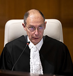 Le greffier de la Cour, S. Exc. M. Philippe Gautier