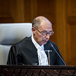 Le greffier de la Cour, S. Exc. M. Philippe Gautier