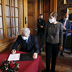 S. Exc. M. Šefik Džaferović, président de la Présidence de la Bosnie-Herzégovine, signe le Livre d’Or de la Cour