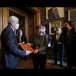 Echange de cadeaux entre S. Exc. M. Šefik Džaferović, président de la Présidence de la Bosnie-Herzégovine, et S. Exc. Mme la juge Joan E. Donoghue, présidente de la Cour 