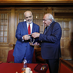 Echange de cadeaux entre S. Exc. M. Edi Rama, premier ministre de la République d’Albanie, et S. Exc. M. le juge Kirill Gevorgian, vice-président de la Cour 