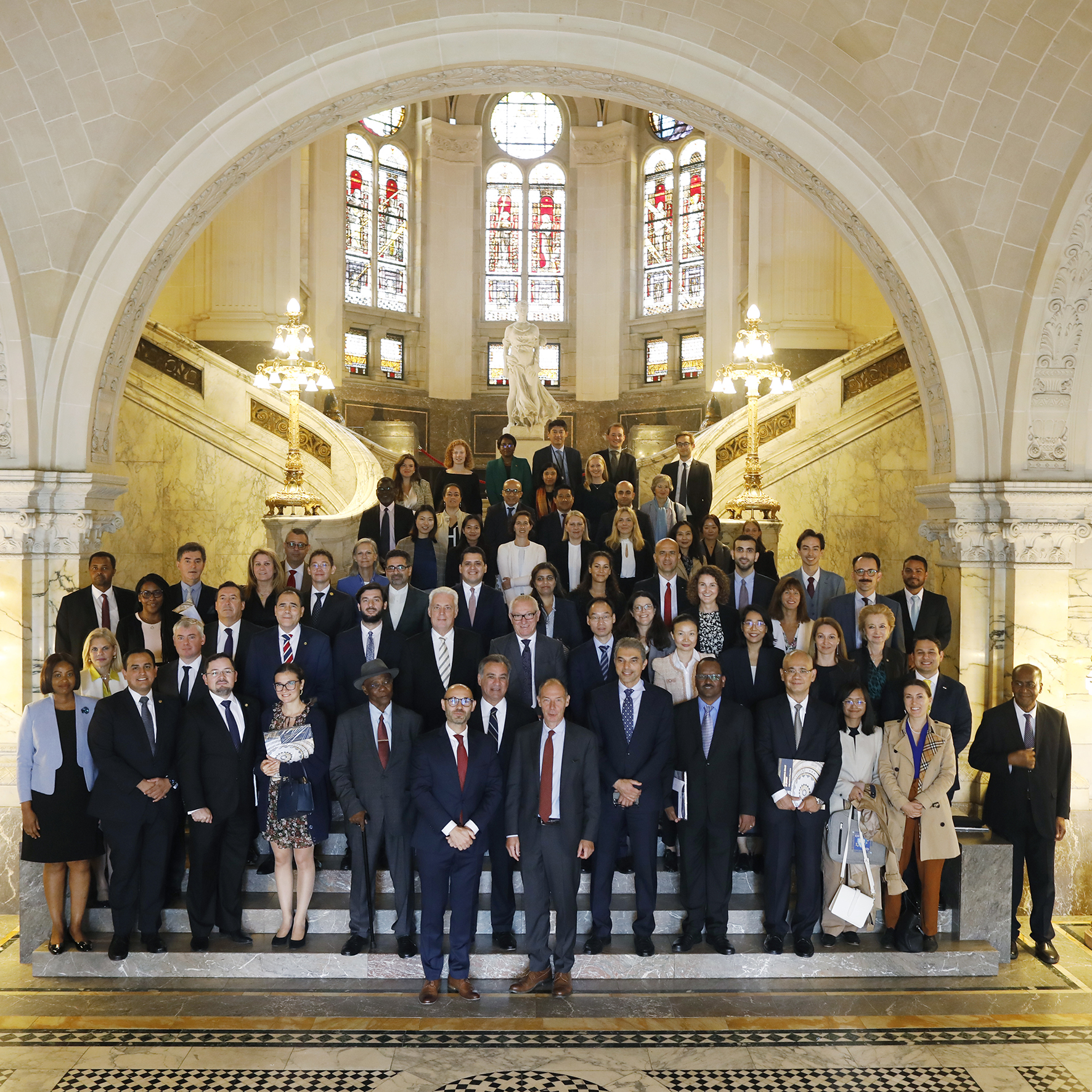 Group photo of the diplomatic representatives with H.E. Mr. Philippe Gautier, Registrar of the International Court of Justice, et H.E. Mr. Marcin Czepelak, Secretary-General of the Permanent Court of Arbitration