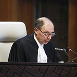 Reading of the operative paragraph of the Judgment (the Court's findings and vote), in French, by the Registrar of the Court, H.E. Mr. Philippe Gautier
