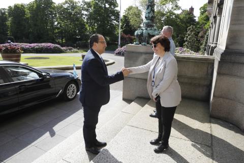 Ms Monique Legerman,  Head of the Information Department of the International Court of Justice, greets HE Mr Mario Búcaro Flores, Minister for Foreign Affairs of Guatemala and his delegation, at the entrance of the Peace Palace, seat of the Court 