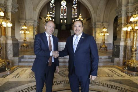 HE Mr Philippe Gautier, Registrar of the International Court of Justice, greets HE Mr Mario Búcaro Flores, Minister for Foreign Affairs of Guatemala, at the entrance of the Peace Palace, seat of the Court 