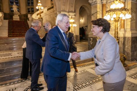 Ms Monique Legerman,  Head of the Information Department of the International Court of Justice, greets HE Mr Alberto van Klaveren Stork, Minister of Foreign Affairs of Chile, and his delegation, in the entrance hall of the Peace Palace, seat of the Court 