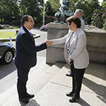Ms Monique Legerman,  Head of the Information Department of the International Court of Justice, greets HE Mr Mario Búcaro Flores, Minister for Foreign Affairs of Guatemala and his delegation, at the entrance of the Peace Palace, seat of the Court 